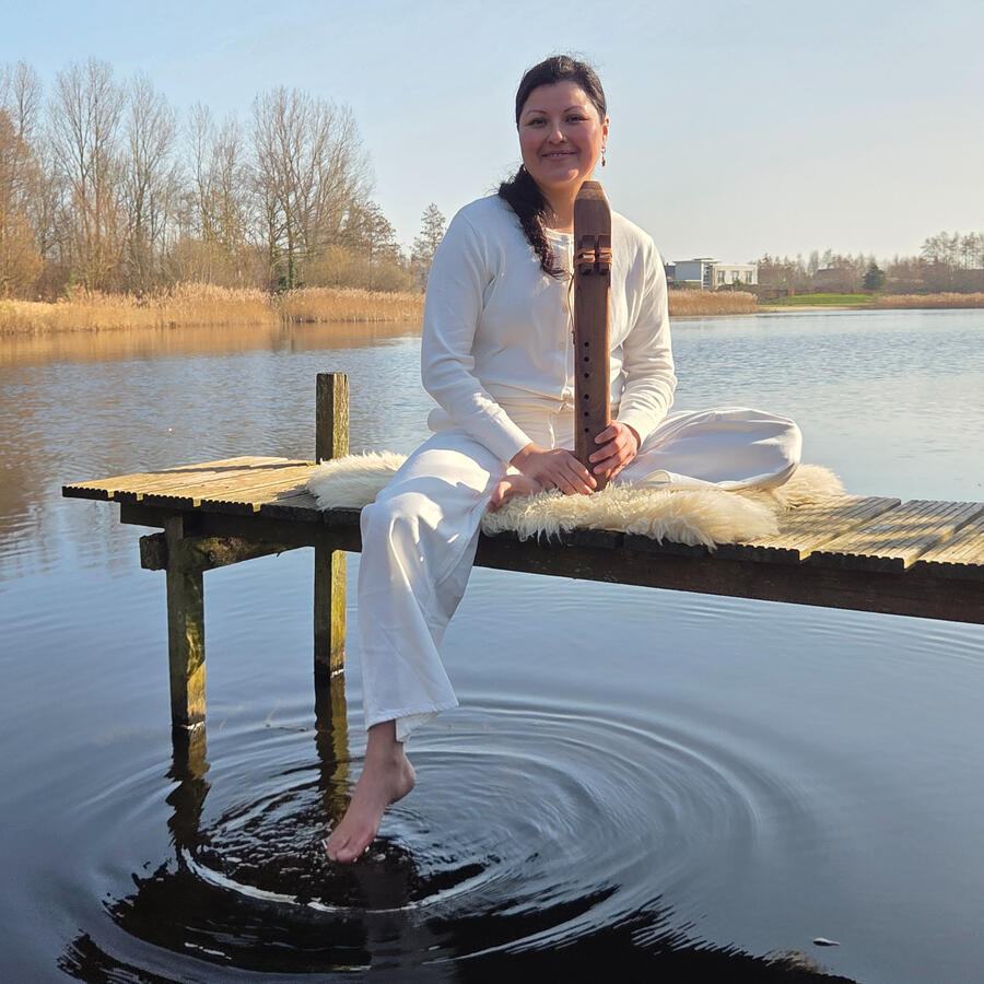 Yeni en Conchita met de gong en sjamanistische drum