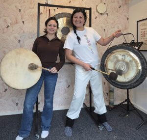 Yeni en Conchita met de gong en sjamanistische drum