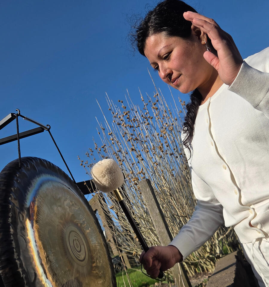 Yeni en Conchita met de gong en sjamanistische drum